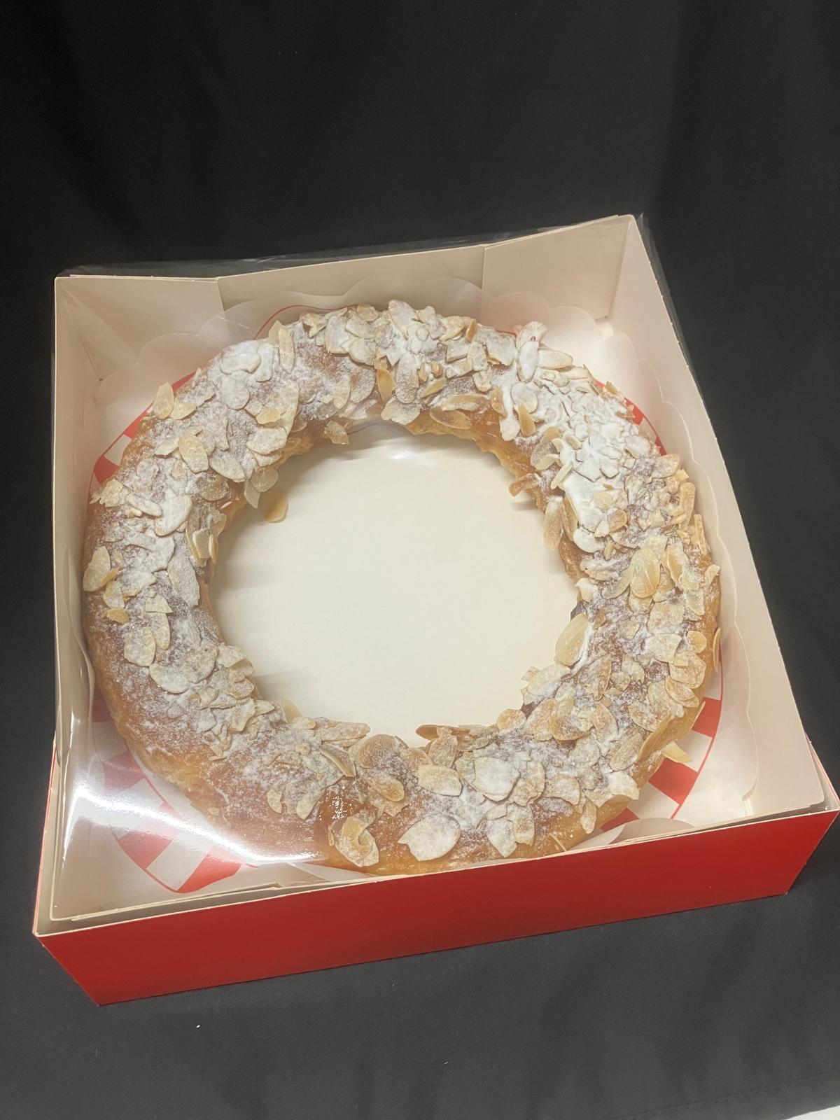 Banketkrans gevuld met zuivere amandelspijs